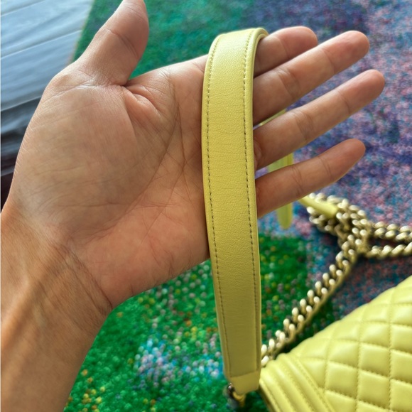 CHANEL Boy bag in Pastel Yellow with Gold Hardware sz MEDIUM very light wear - Picture 5 of 17
